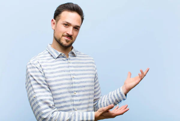 Jovem Bonito Homem Sorrindo Orgulhosa Confiantemente Sentindo Feliz Satisfeito Mostrando — Fotografia de Stock