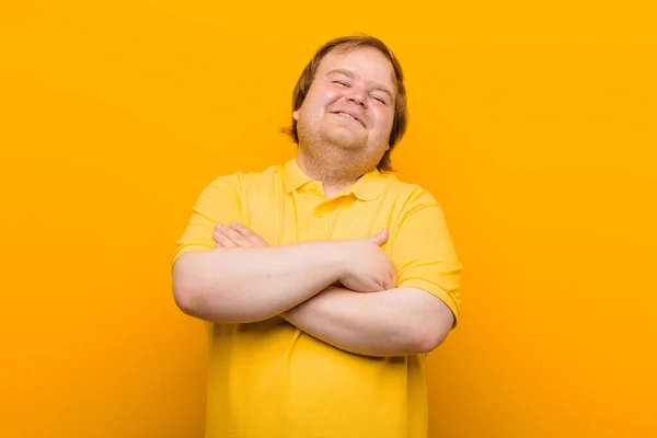 Como Feliz Orgulloso Satisfecho Triunfador Sonriendo Con Los Brazos Cruzados —  Fotos de Stock