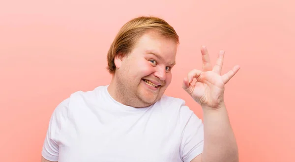 Jong Groot Formaat Man Voelt Zich Gelukkig Ontspannen Tevreden Tonen — Stockfoto