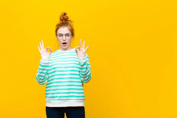 Junge Rote Kopf Frau Fühlt Sich Schockiert Erstaunt Und Überrascht — Stockfoto