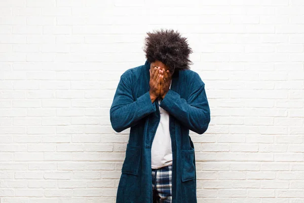 Joven Negro Vistiendo Pijama Con Vestido Sintiéndose Triste Frustrado Nervioso — Foto de Stock