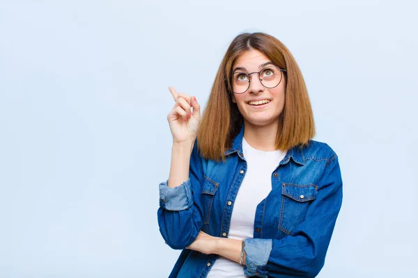 Genç Güzel Bir Kadın Mutlu Bir Şekilde Gülümsüyor Yan Bakıyor — Stok fotoğraf