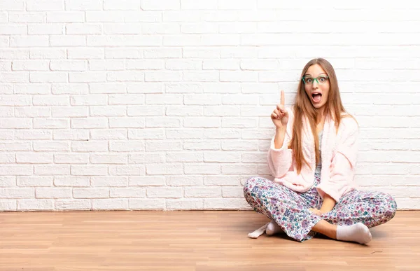 Jonge Mooie Vrouw Voelen Zich Als Een Gelukkig Opgewonden Genie — Stockfoto