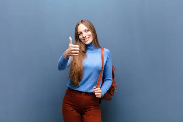 Joven Bonita Mujer Contra Pared Azul Con Espacio Copia — Foto de Stock