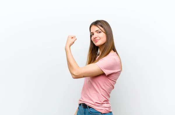 年轻漂亮的女人感到快乐 有力量 身体柔韧 肌肉发达 在白种人的背景下 在健身房后面看起来很强壮 — 图库照片