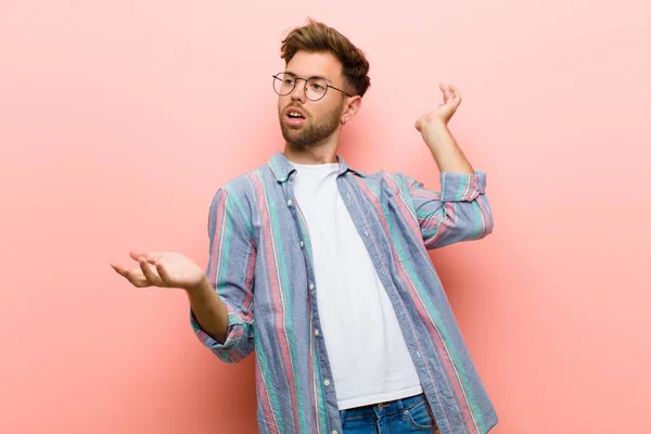 Jeune Homme Haussant Les Épaules Avec Une Expression Stupide Folle — Photo