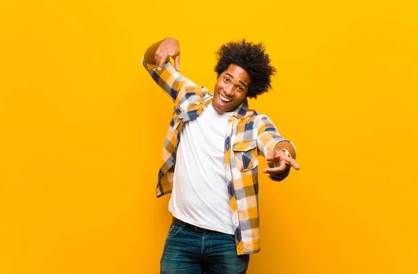 Jovem Negro Sentindo Feliz Confiante Apontando Para Câmera Com Duas — Fotografia de Stock