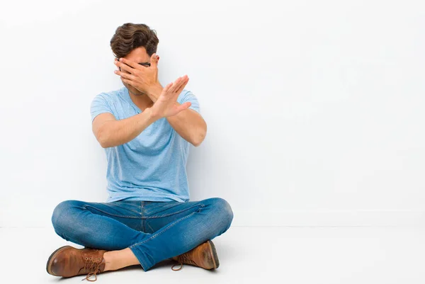 Jonge Knappe Man Bedekken Gezicht Met Hand Zet Andere Hand — Stockfoto