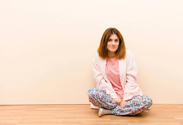Jeune Femme Pyjama Assis Maison Souriant Positivement Toute Confiance Air — Photo