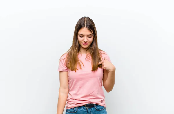 Jovem Mulher Bonita Sorrindo Alegre Casualmente Olhando Para Baixo Apontando — Fotografia de Stock