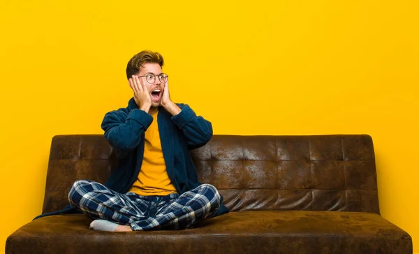 Jovem Vestindo Pijama Sentindo Feliz Animado Surpreso Olhando Para Lado — Fotografia de Stock