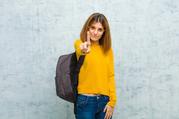 Joven Estudiante Sonriendo Orgullosa Confiadamente Haciendo Pose Número Uno Triunfante —  Fotos de Stock