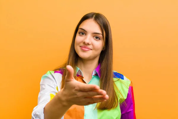 Joven Bonita Mujer Sonriendo Mirando Feliz Seguro Amable Ofreciendo Apretón —  Fotos de Stock