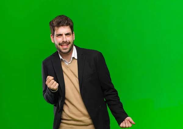 Joven Empresario Sonriendo Sintiéndose Despreocupado Relajado Feliz Bailando Escuchando Música — Foto de Stock