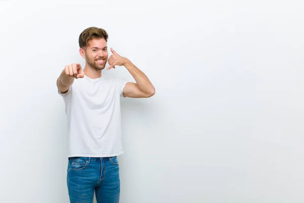 Jongeman Glimlachend Vrolijk Wijzend Naar Camera Tijdens Het Maken Van — Stockfoto