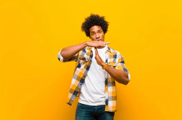 Jovem Homem Negro Olhando Sério Popa Irritado Descontente Fazendo Sinal — Fotografia de Stock