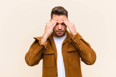 İspanyol asıllı genç bir adam stresli ve hayal kırıklığına uğramış görünüyor. Baskı altında, baş ağrısı ve izole edilmiş arka planla ilgili sorunlarla çalışıyor.