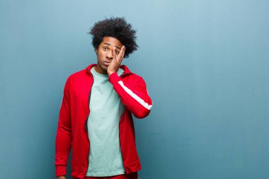 Genç siyah sporcu, sıkıcı, sıkıcı ve sıkıcı bir işin ardından sıkılmış, hayal kırıklığına uğramış ve uykulu hissediyor.