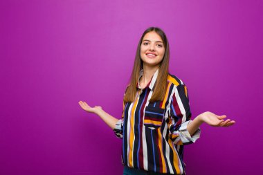 Genç, güzel bir kadın mutlu, kibirli, gururlu ve kendini beğenmiş görünüyor. Mora karşı bir numara gibi hissediyor.