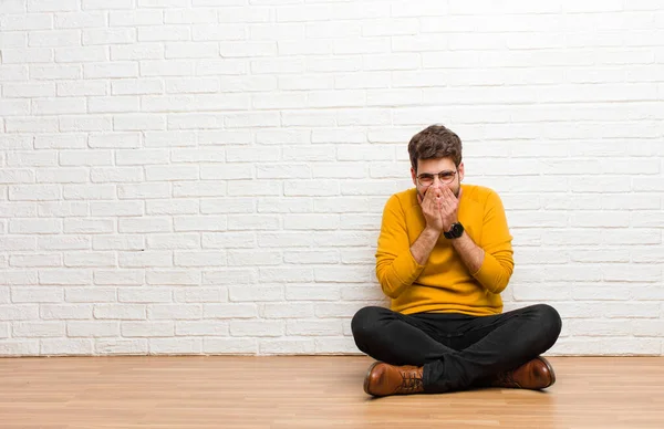 Jonge Knappe Man Zitten Vloer Tegen Baksteen Muur Textuur — Stockfoto