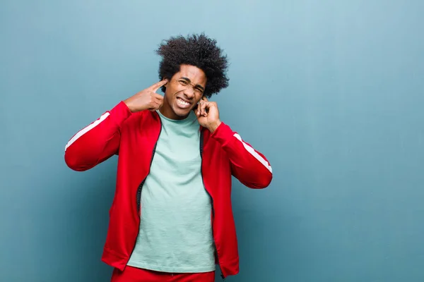 Genç Siyah Spor Adamı Kızgın Stresli Sinirli Görünüyor Her Iki — Stok fotoğraf