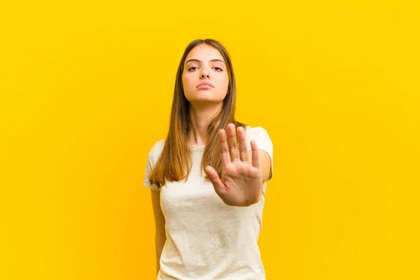 Junge Hübsche Frau Die Ernst Streng Unzufrieden Und Wütend Aussieht — Stockfoto