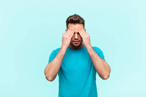 Giovane Uomo Ispanico Cercando Stressato Frustrato Lavorando Sotto Pressione Con — Foto Stock