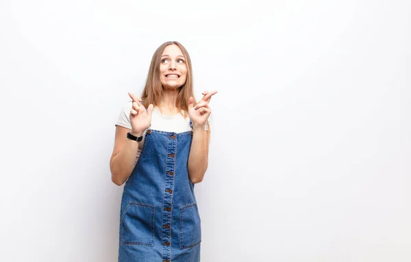 Jovem Mulher Bonita Sorrindo Ansiosamente Cruzando Ambos Dedos Sentindo Preocupado — Fotografia de Stock