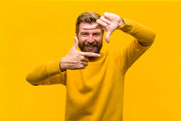 Junger Blonder Mann Der Sich Glücklich Freundlich Und Positiv Fühlt — Stockfoto