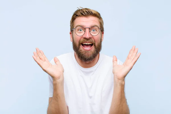 Jovem Loira Adulto Homem Olhando Feliz Animado Chocado Com Uma — Fotografia de Stock
