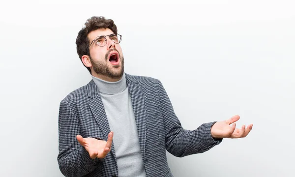 Joven Mánager Interpretando Ópera Cantando Concierto Espectáculo Sintiéndose Romántico Artístico — Foto de Stock