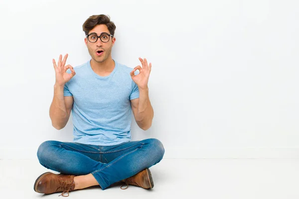 Joven Hombre Guapo Siente Sorprendido Sorprendido Sorprendido Mostrando Aprobación Haciendo — Foto de Stock