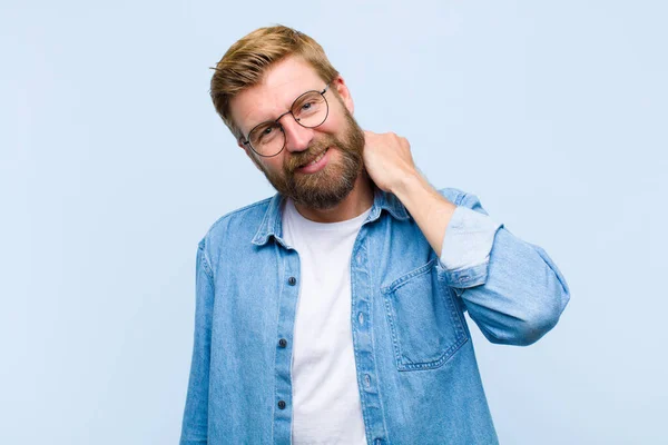 Jovem Loira Adulto Homem Rindo Alegremente Confiantemente Com Sorriso Casual — Fotografia de Stock