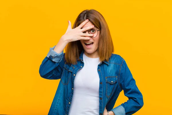 Giovane Bella Donna Guardando Scioccato Spaventato Terrorizzato Coprendo Viso Con — Foto Stock