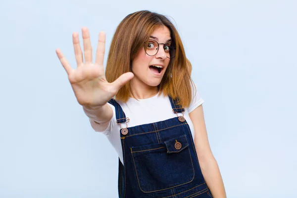 Joven Bonita Mujer Sonriendo Buscando Amigable Mostrando Número Cinco Quinto — Foto de Stock