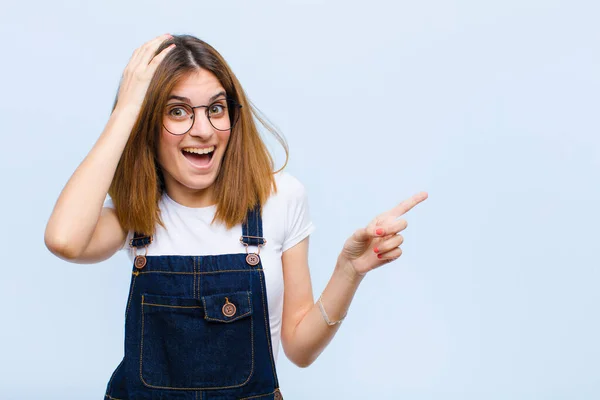 Jonge Mooie Vrouw Lachen Kijken Gelukkig Positief Verrast Realiseert Zich — Stockfoto