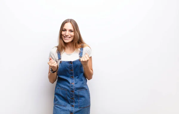 Jong Mooi Vrouw Schreeuwen Triomfantelijk Lachen Het Gevoel Gelukkig Opgewonden — Stockfoto