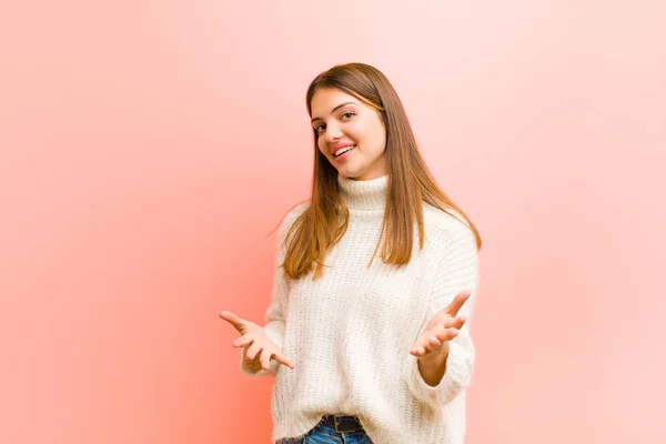 Ung Vacker Kvinna Känner Sig Lycklig Förvånad Lycklig Och Förvånad — Stockfoto