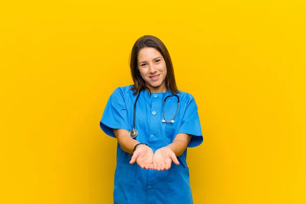 Glücklich Lächelnd Mit Freundlichem Selbstbewusstem Positivem Blick Der Ein Objekt — Stockfoto