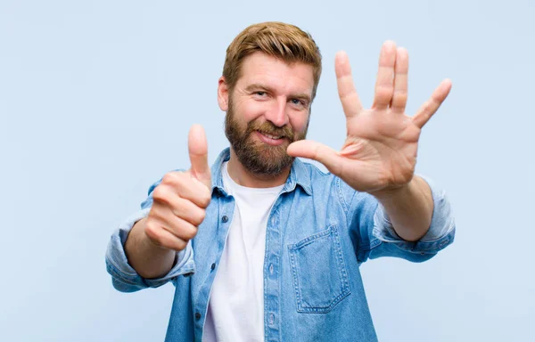 Jong Blond Volwassen Man Glimlachen Kijken Vriendelijk Tonen Nummer Zes — Stockfoto