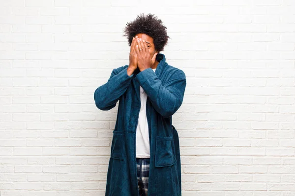 Joven Negro Vistiendo Pijama Con Vestido Cubriendo Cara Con Las — Foto de Stock