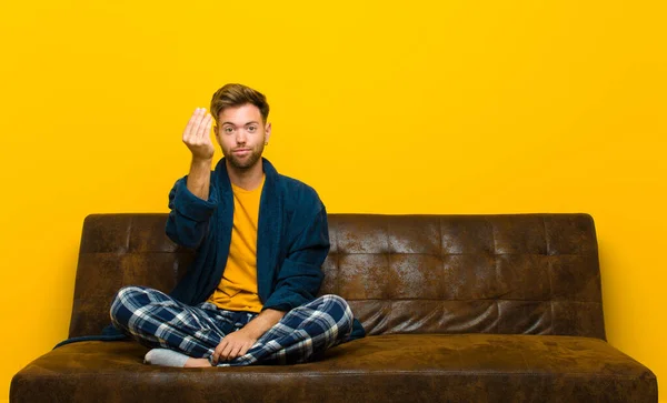 Joven Con Pijama Haciendo Capice Gesto Dinero Diciéndote Que Pagues — Foto de Stock