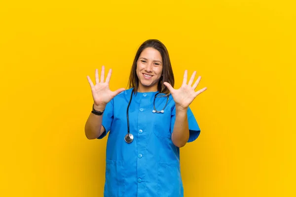 Sonriendo Mirando Amistoso Mostrando Número Diez Décimo Con Mano Hacia — Foto de Stock