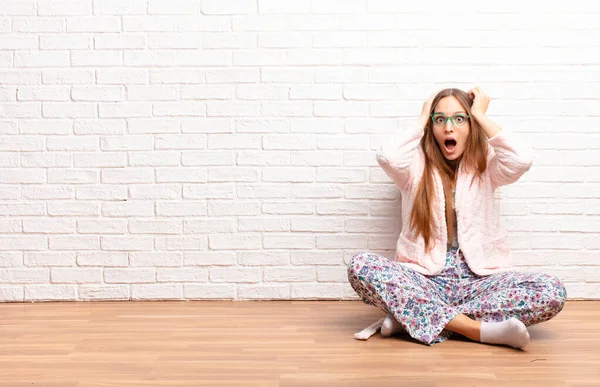 Jonge Mooie Vrouw Kijkt Onaangenaam Geschokt Bang Bezorgd Mond Wijd — Stockfoto