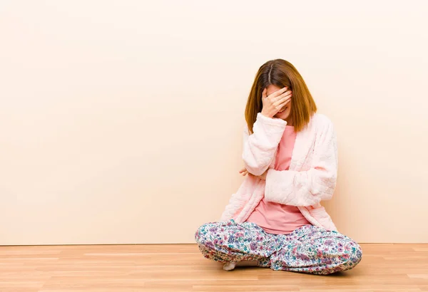 Jovem Mulher Vestindo Pijama Sentado Casa Olhando Estressado Envergonhado Chateado — Fotografia de Stock