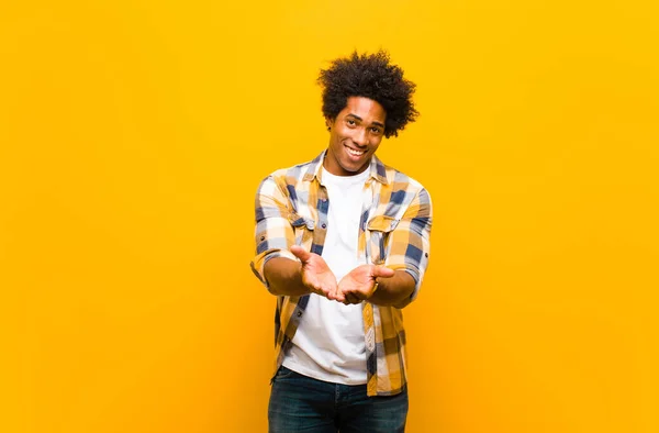 Jovem Negro Sorrindo Feliz Com Amigável Confiante Olhar Positivo Oferecendo — Fotografia de Stock