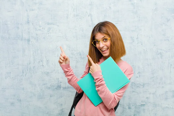 Jonge Student Vrouw Glimlachend Gelukkig Wijzen Naar Links Omhoog Met — Stockfoto