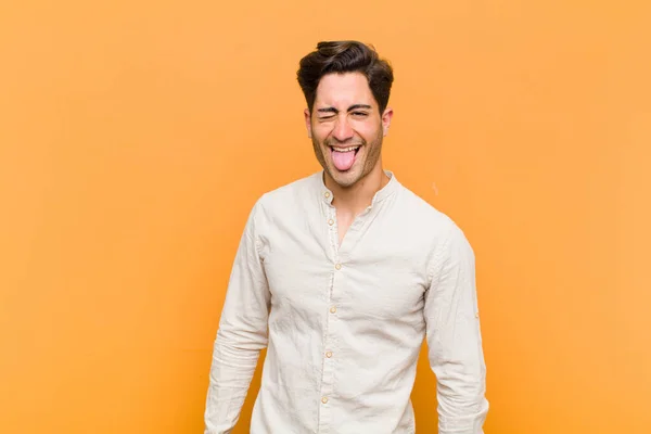 Joven Hombre Guapo Con Actitud Alegre Despreocupada Rebelde Bromeando Sacando —  Fotos de Stock