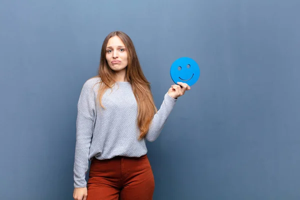 Jong Mooi Vrouw Met Een Glimlach Gezicht Tegen Blauwe Muur — Stockfoto