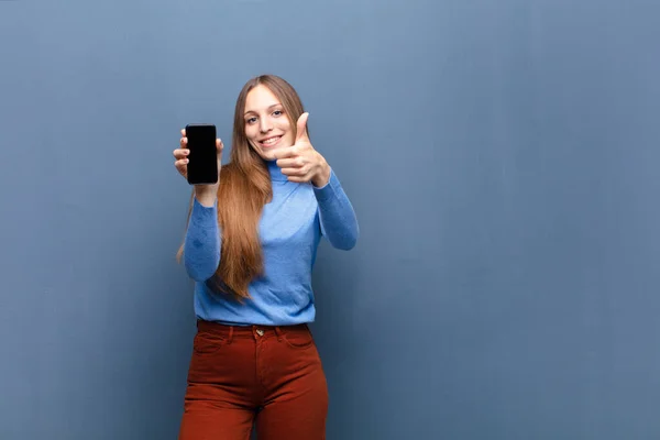 Giovane Bella Donna Utilizzando Uno Smartphone Contro Muro Blu Con — Foto Stock